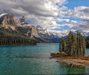 Chmury, Wyspa Ducha, Park Narodowy Jasper, Drzewa Drzewo, Jezioro Maligne, Kanada, Góry