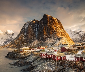 Wioska Reine, Góry, Norwegia, Domy, Skały, Zima, Chmury, Lofoty