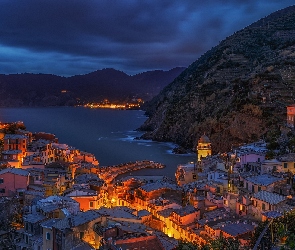 Morze, Domy, Vernazza, Góry, Oświetlone, Włochy, Riviera Liguryjska