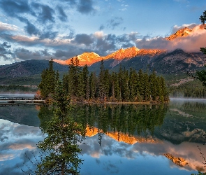 Wyspa Pyramid Island, Jezioro Pyramid Lake, Park Narodowy Jasper, Kanada, Odbicie, Most, Chmury, Drzewa, Góry