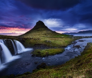Półwysep Snæfellsnes, Chmury, Wodospad Kirkjufellsfoss, Góra Kirkjufell, Islandia