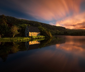 Irlandia, Hrabstwo Cork, Drzewa, Kaplica ślubna St Finbarrs Oratory, Zachód słońca, Park Narodowy Gougane Barra National Forest Jezioro Gouganebarra Lake