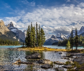 Park Narodowy Jasper, Wyspa Ducha, Kanada, Jezioro Maligne, Drzewa, Góry, Kamienie, Chmury