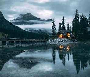 Park Narodowy Yoho, Kanada, Drzewa, Dom, Most, Góry, Jezioro Emerald Lake