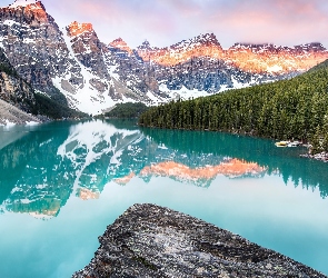 Prowincja Alberta, Jezioro Moraine, Kanada, Góry, Kajaki, Park Narodowy Banff, Drzewa, Pomost