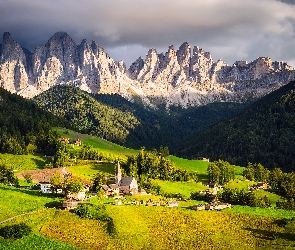 Góry Dolomity, Włochy, Domy, Dolina Val di Funes, Wieś Santa Maddalena, Lasy, Masyw Odle