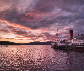 Parowiec PS Maid of the Loch, Statek, Park Narodowy Loch Lomond and the Trossachs, Szkocja, Jezioro Loch Lomond, Zachód słońca