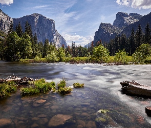 Góry Sierra Nevada, Drzewa, Stan Kalifornia, Stany Zjednoczone, Park Narodowy Yosemite, Rzeka
