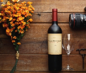 Deski, Korkociąg, Kieliszek, Aparat fotograficzny, Sztuczne, Bukiet, Kwiaty, Wino, Kompozycja, Butelka