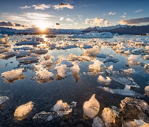Zachód słońca, Lód, Jezioro Jökulsárlón, Zima, Bryły, Islandia, Góry