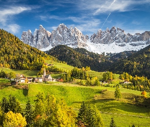 Dolina Val di Funes, Jesień, Dolomity, Włochy, Drzewa, Masyw Odle, Góry, Lasy, Wieś Santa Maddalena