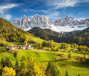 Włochy, Lasy, Góry, Drzewa, Masyw Odle, Jesień, Dolomity, Dolina Val di Funes, Wieś Santa Maddalena