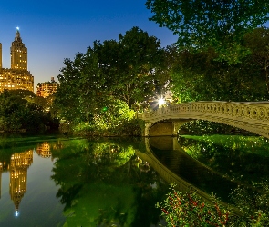 Central Park, Jezioro, Nowy Jork, Stany Zjednoczone, Odbicie, Zmierzch, Światła, Budynek Eldorado, Most Bow Bridge