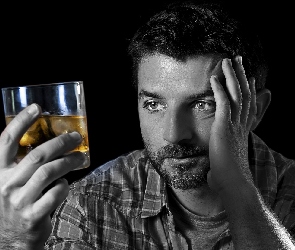Czarne tło, Drink, Mężczyzna, Załamany