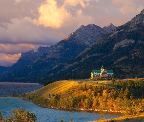Prowincja Alberta, Kanada, Lasy, Hotel Księcia Walii Prince of Wales, Jezioro Upper Waterton, Góry, Park Narodowy Waterton Lakes