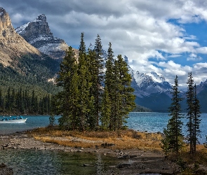 Jezioro Maligne, Park Narodowy Jasper, Kanada, Drzewa, Wyspa Ducha, Motorówka, Chmury, Góry