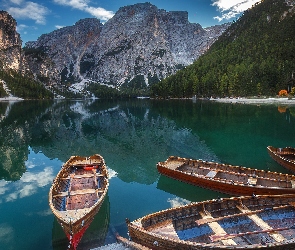 Dolomity, Włochy, Łódki, Jezioro Pragser Wildsee, Góra Seekofel, Drzewa, Tyrol Południowy