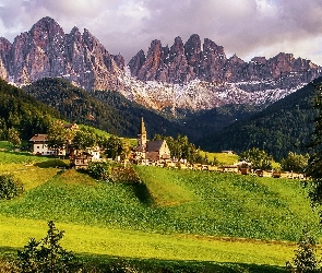 Kościół, Dolomity, Lasy, Dolina Val di Funes, Włochy, Góry, Drzewa, Chmury, Domy, Wieś Santa Maddalena