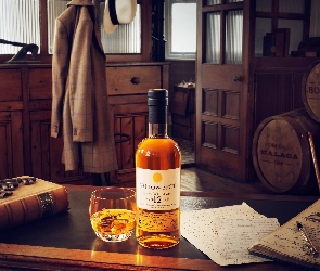 Irlandzka whisky Yellow Spot Irish Whiskey, Beczki, Wnętrze, Książki, Klucze, Stół