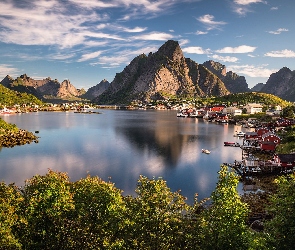 Domy, Morze Norweskie Skały, Lofoty, Norwegia, Wyspa Moskenesøya, Wioska Reine