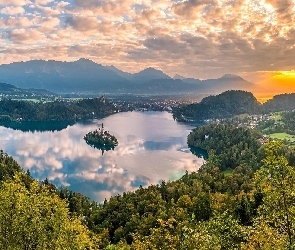 Jezioro Bled, Wyspa Blejski Otok, Słowenia, Drzewa, Zachód słońca, Las, Chmury, Góry Alpy Julijskie