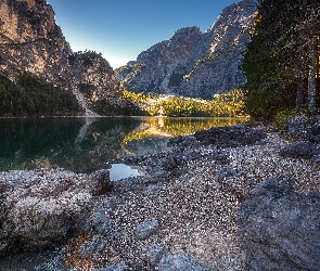 Las, Góry, Dolomity, Włochy, Tyrol Południowy, Jezioro Pragser Wildsee