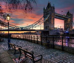 Londyn, Ławki, Anglia, Most Tower Bridge, Chmury, Rzeka Tamiza, Wschód słońca, Latarnie