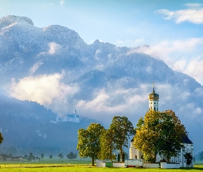 Drzewa, Bawaria, Alpy, Schwangau, Niemcy, Zamek Neuschwanstein, Mgła, Masyw Tegelberg, Chmury, Kościół św. Kolomana