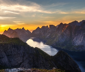 Jezioro, Góry, Lofoty, Wschód słońca, Wyspa Moskenesøya, Norwegia, Fiord Kirkefjorden