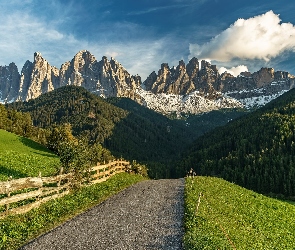 Ogrodzenie, Południowy Tyrol, Masyw Odle, Alpy, Włochy, Góry, Las, Dolina Val di Funes, Droga, Dolomity