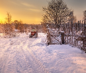 Promienie słońca, Drzewa, Śnieg, Zima, Traktor, Ogrodzenie