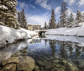 Prowincja Alberta, Ośnieżone, Świerki, Kanada, Park Narowy Banff, Jezioro Louise, Zima, Miejscowość Lake Louise, Rzeka, Most, Hotel Chateau Lake Louise, Kamienie