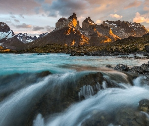 Chile, Patagonia, Rzeka, Góry Cordillera del Paine, Masyw Torres del Paine, Park Narodowy Torres del Paine