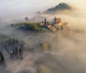 Drzewa, Wzgórza, Toskania, Włochy, Mgła, Domy