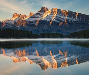 Góra Mount Rundle, Prowincja Alberta, Kanada, Mgła, Odbicie, Jezioro Two Jack Lake, Las, Park Narodowy Banff