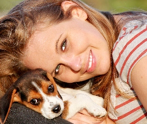 Beagle, Szczeniak, Uśmiechnięta, Blondynka