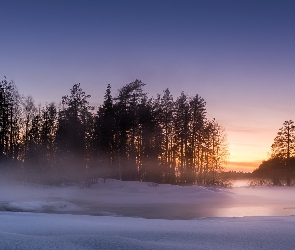 Miasto Lieksa, Rzeka Neitikoski Rapid, Karelia Północna, Finlandia, Zachód słońca, Drzewa, Zima, Mgła, Ruunaa