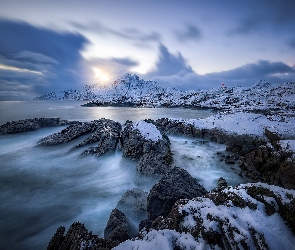 Norwegia, Lofoty, Śnieg, Wyspa Flakstadøya, Skały, Morze Norweskie
