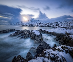 Śnieg, Skały, Lofoty, Norwegia, Morze Norweskie, Wyspa Flakstadøya