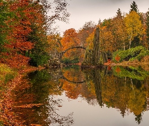 Park Rododendronów Kromlau, Most łukowy, Saksonia, Niemcy, Drzewa, Jezioro Rakotz, Most Diabła, Jesień, Kamienny
