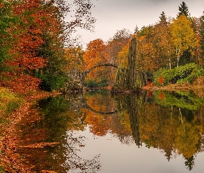 Niemcy, Jesień, Most Diabła, Drzewa, Jezioro Rakotz, Most łukowy, Saksonia, Park Rododendronów Kromlau, Kamienny