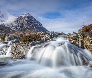 Szkocja, Drzewa, Góry, Rośliny, Skały, Szczyt Buachaille Etive Mor, Region Highland, Dolina Glen Coe, Rzeka Coupall