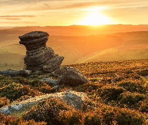 Formacja skalna Salt Cellar, Hrabstwo Derbyshire, Anglia, Zachód słońca, Kamienie, Wzgórza, Pola, Park Narodowy Peak District
