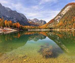 Jezioro Pragser Wildsee, Włochy, Odbicie, Dolomity, Jesień, Drzewa, Góry