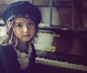 Smutna, Pianino, Dziewczynka
