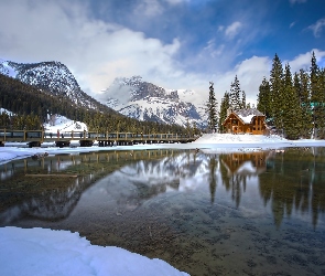 Jezioro Emerald Lake, Góry, Park Narodowy Yoho, Kanada, Chmury, Las, Dom, Mostek, Zima