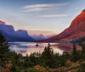 Drzewa, Góry, Stan Montana, Stany Zjednoczone, Park Narodowy Glacier, Jezioro Saint Mary Lake
