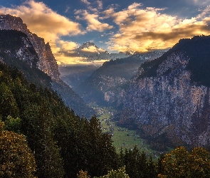 Kanton Berno, Szwajcaria, Wschód słońca, Góry Alpy, Drzewa, Chmury, Dolina Lauterbrunnental