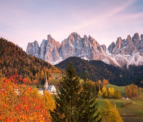 Lasy, Drzewa, Włochy, Góry, Jesień, Kościół, Dolomity, Domy, Masyw Odle, Dolina Val di Funes, Wieś Santa Maddalena