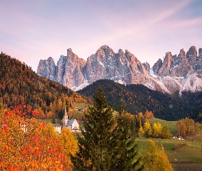 Lasy, Masyw Odle, Kościół, Dolomity, Dolina Val di Funes, Włochy, Góry, Domy, Drzewa, Jesień, Wieś Santa Maddalena